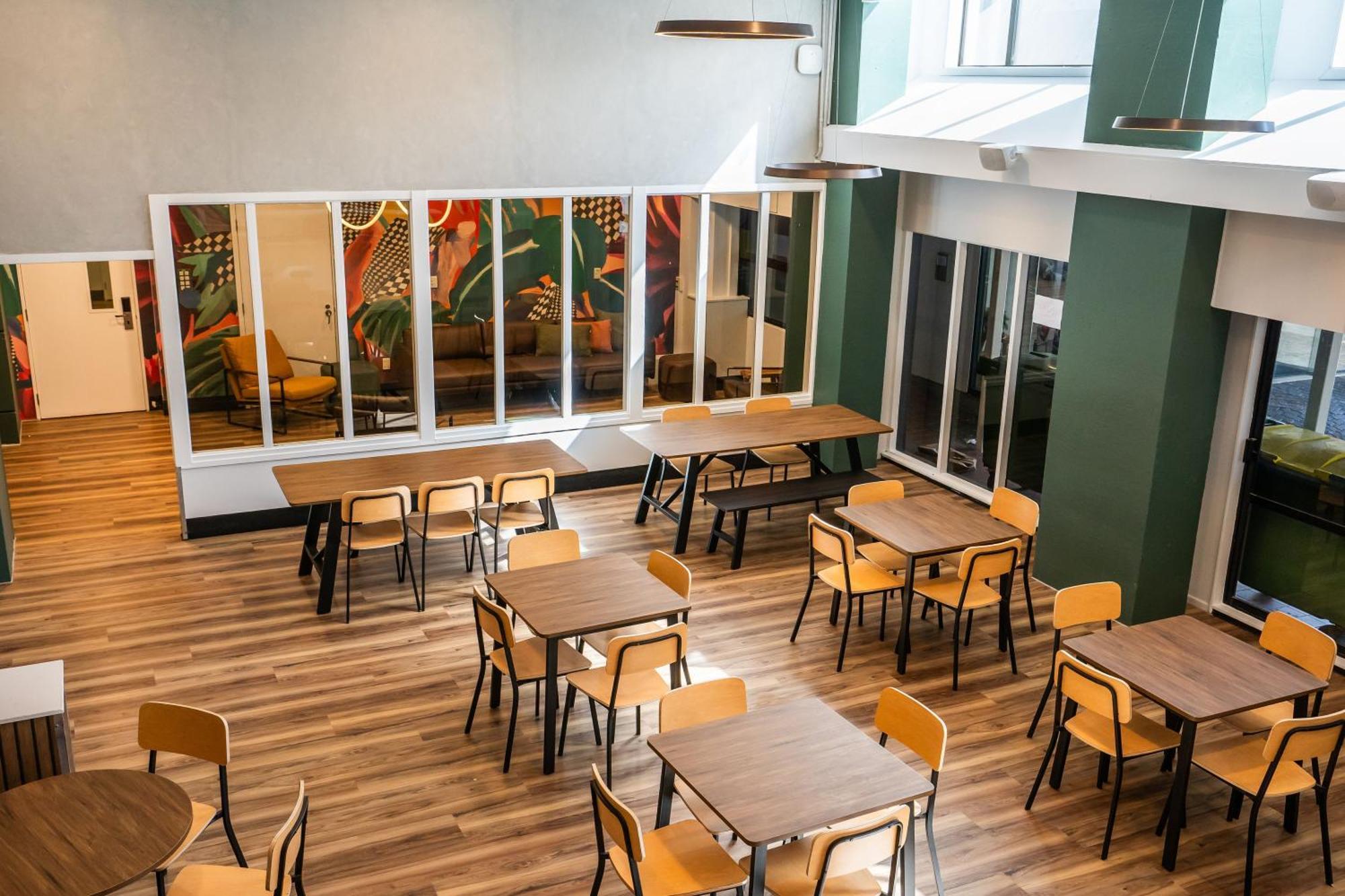 Hostel YHA Wellington Exterior foto The interior of a Wendy's in the United States