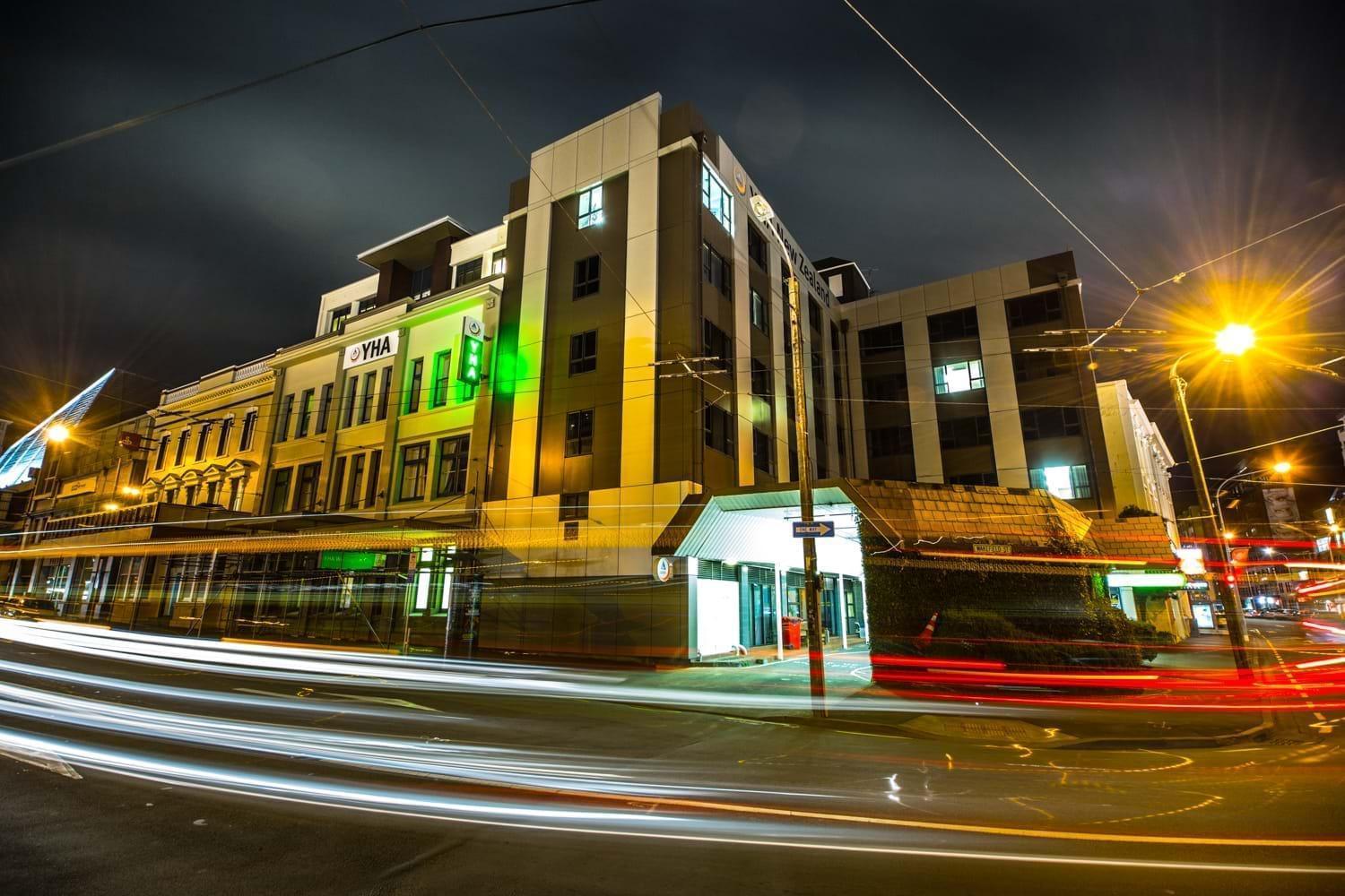 Hostel YHA Wellington Exterior foto The hotel at night
