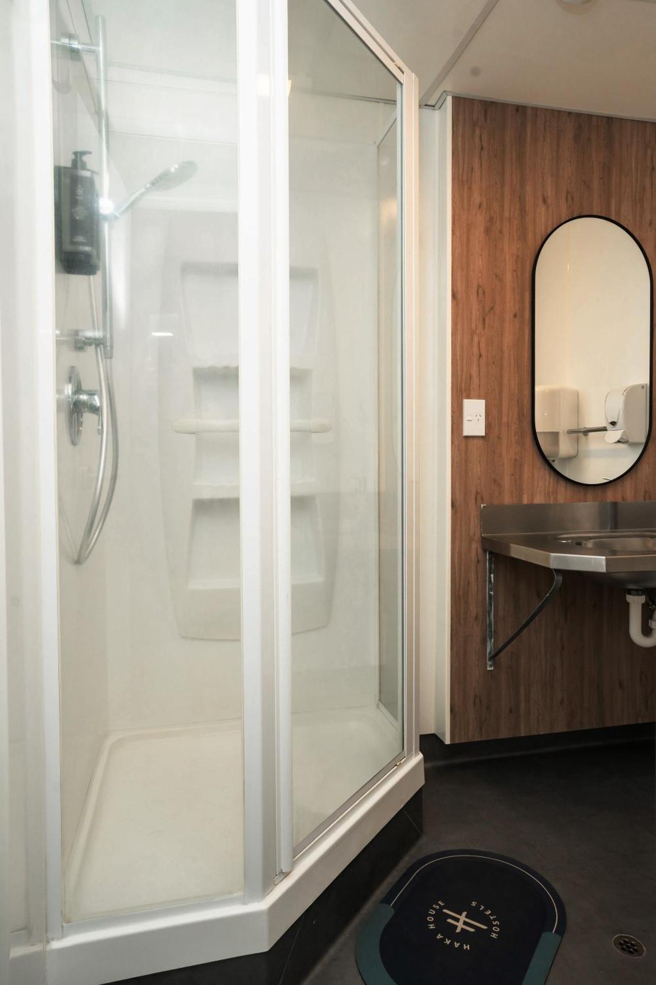Hostel YHA Wellington Exterior foto A shower cubicle
