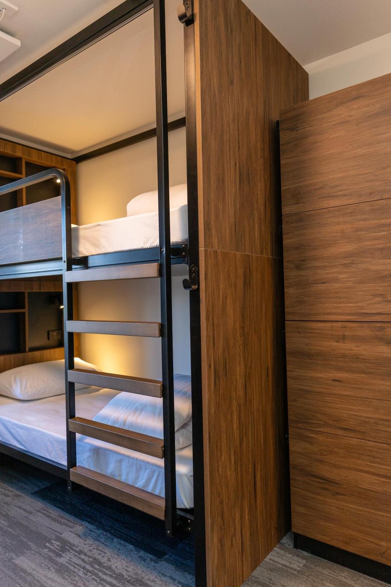 Hostel YHA Wellington Exterior foto A bunk bed in a capsule hotel