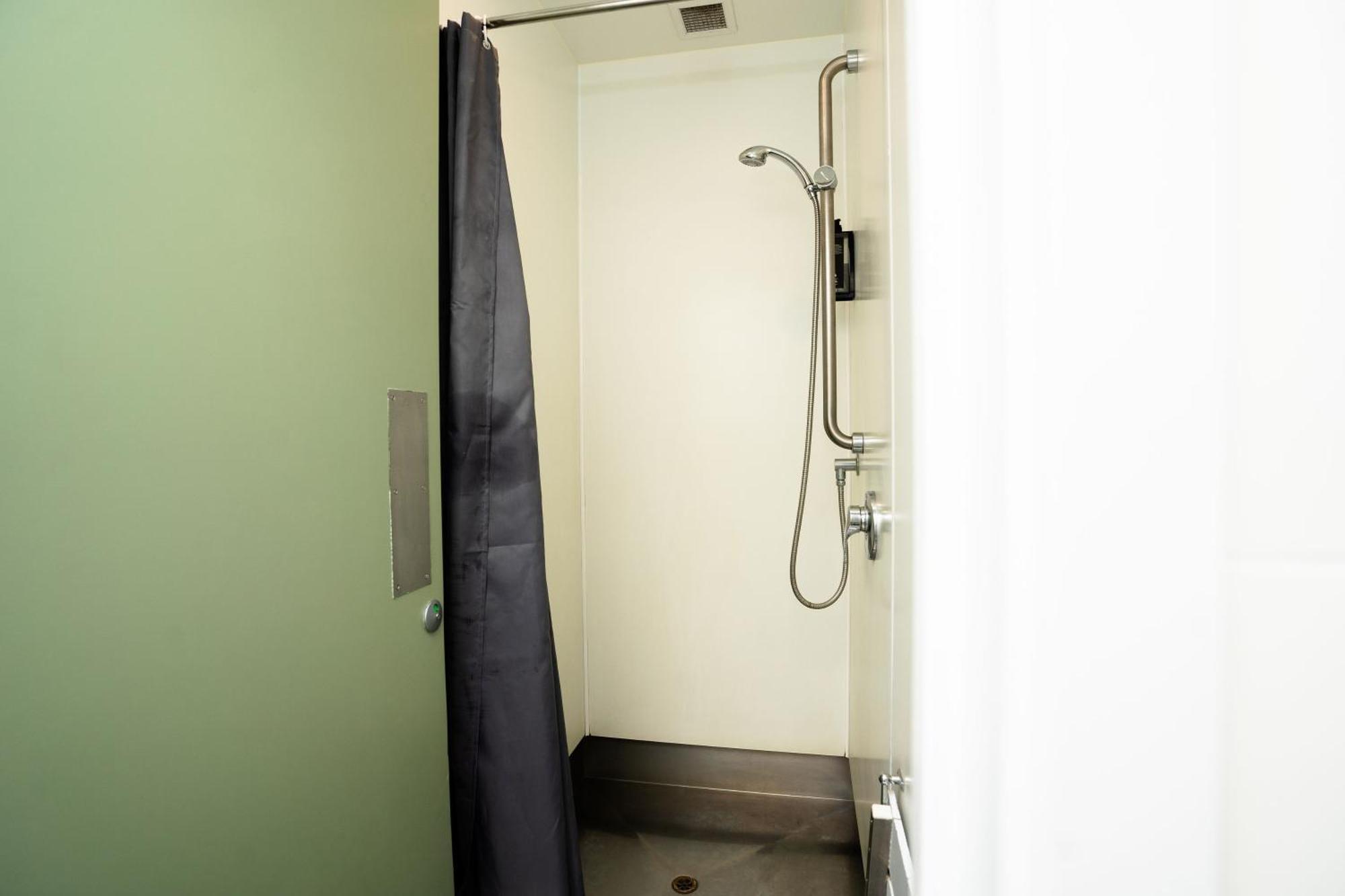 Hostel YHA Wellington Exterior foto A shower cubicle