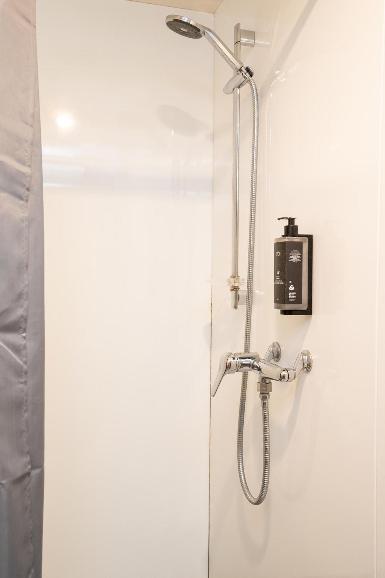 Hostel YHA Wellington Exterior foto Shower gel dispenser