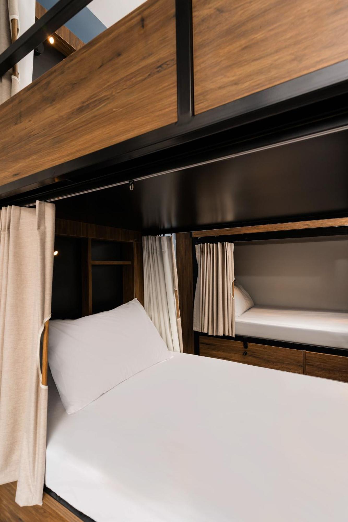 Hostel YHA Wellington Exterior foto A bunk bed in a capsule hotel