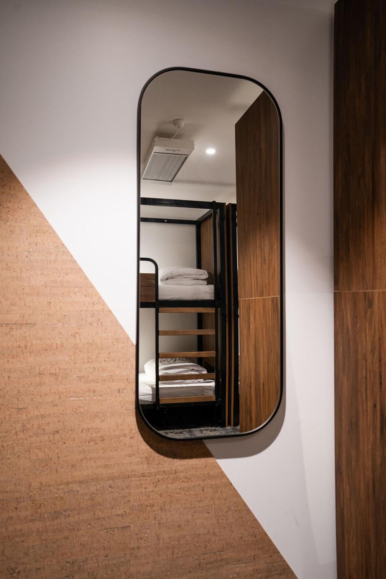 Hostel YHA Wellington Exterior foto A capsule hotel in Tokyo