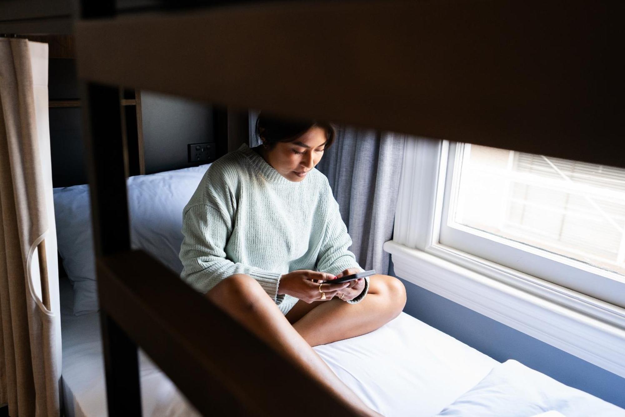 Hostel YHA Wellington Exterior foto A woman sitting on a bunk bed