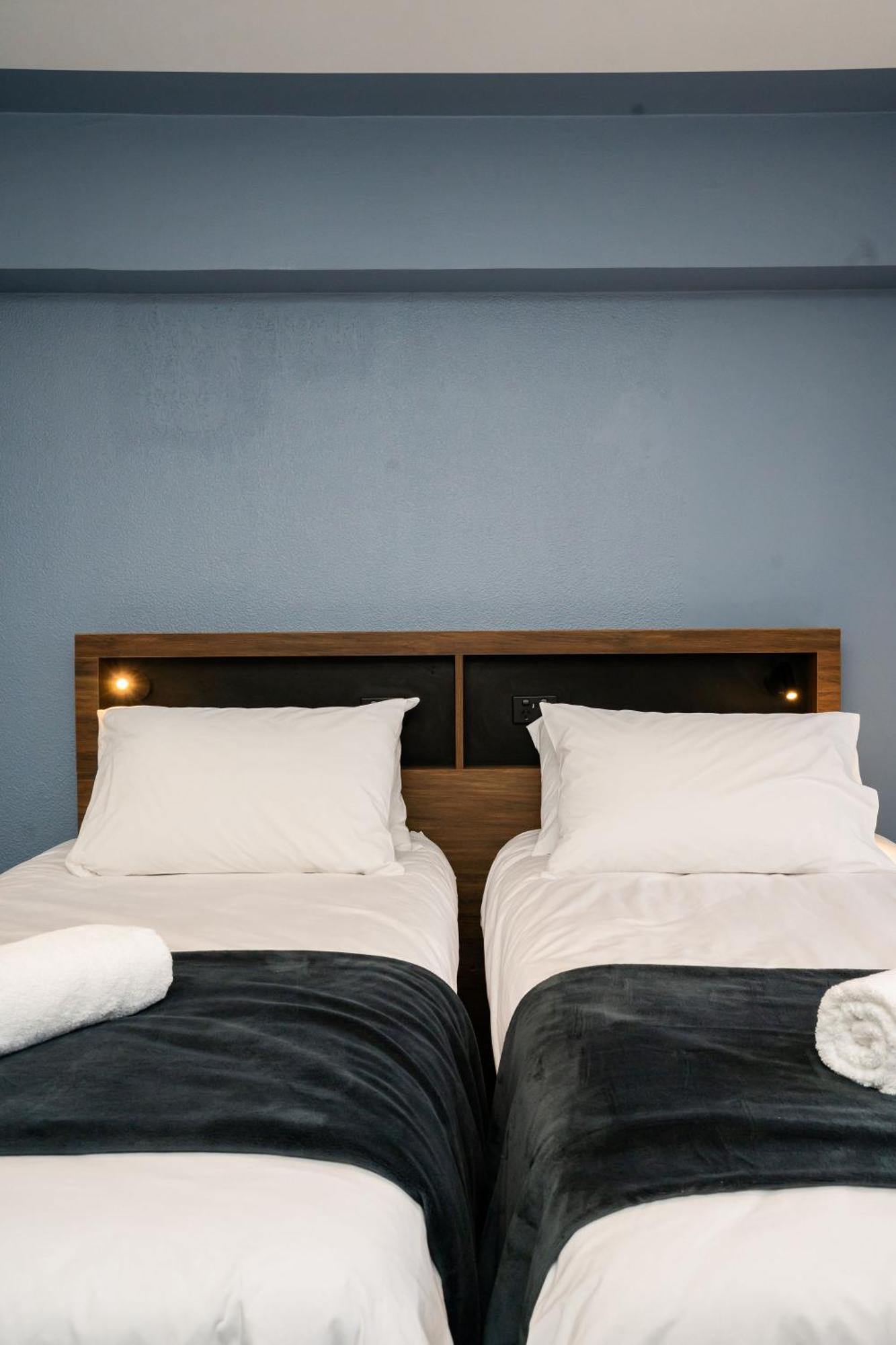 Hostel YHA Wellington Zimmer foto A bed with two pillows