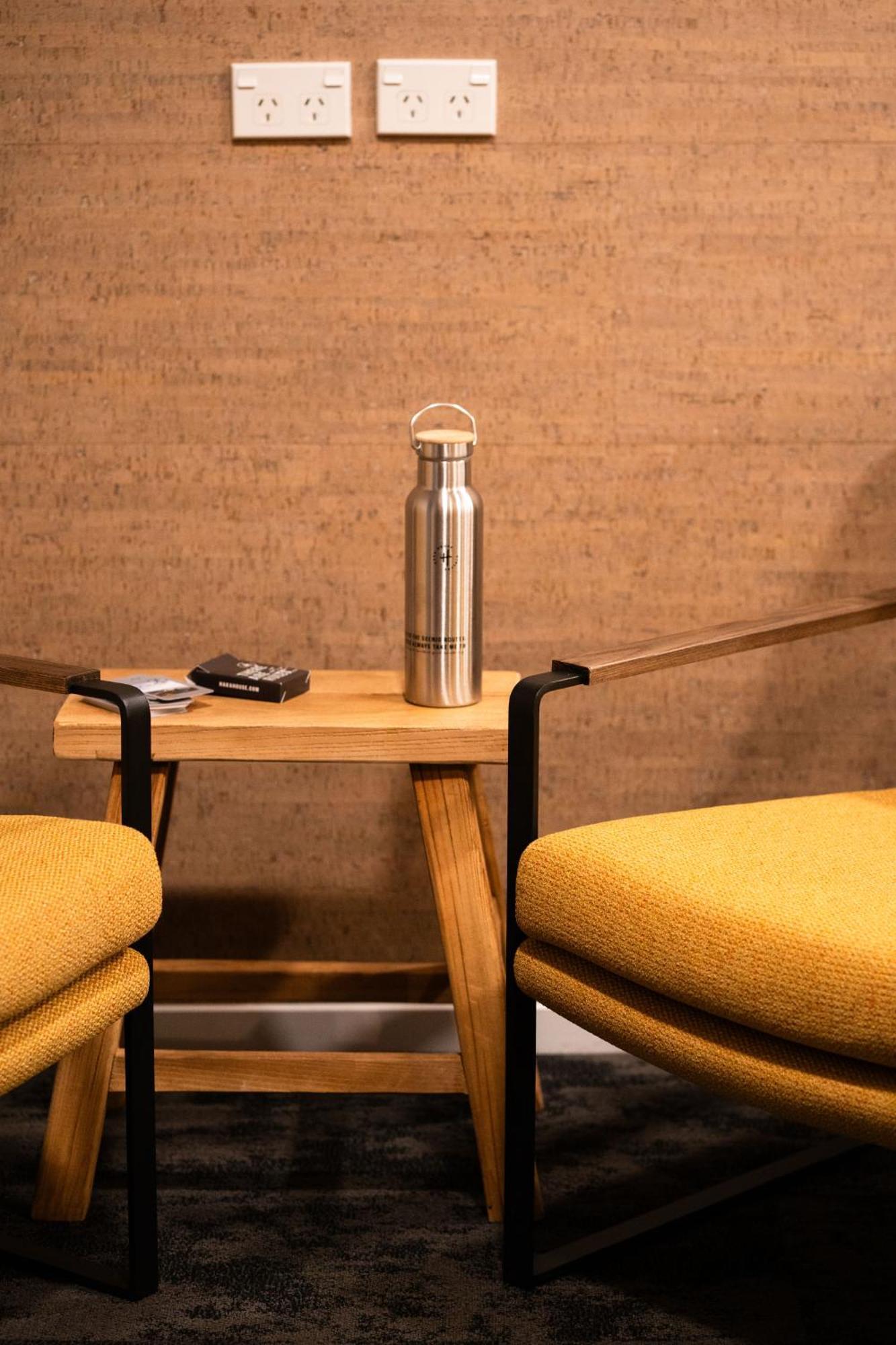 Hostel YHA Wellington Exterior foto A stainless steel water bottle