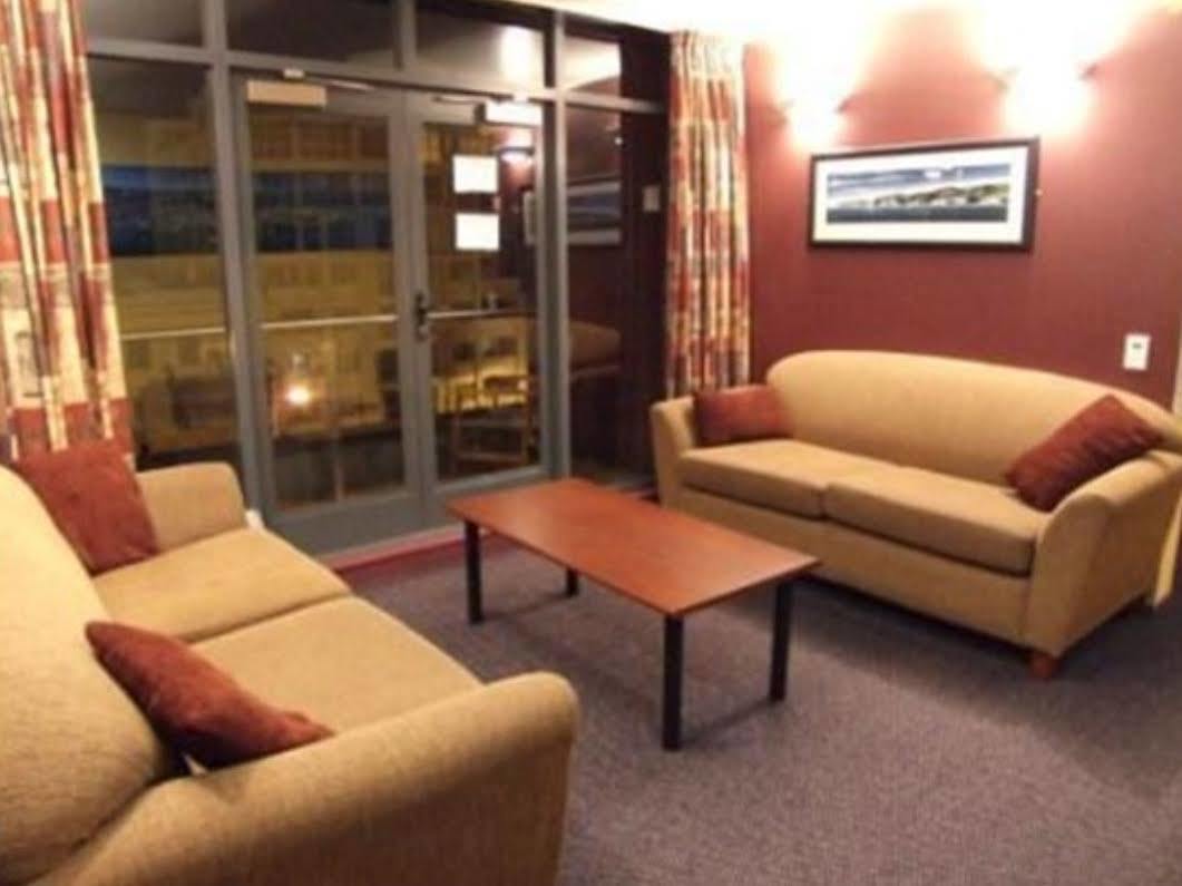Hostel YHA Wellington Exterior foto The lounge at the airport